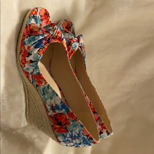 NEW Kelly & Katie floral platform heel 10
